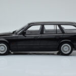 BMW 540i E34 Touring Czarny Metaliczny MCG 1:18 - image 3 of 6