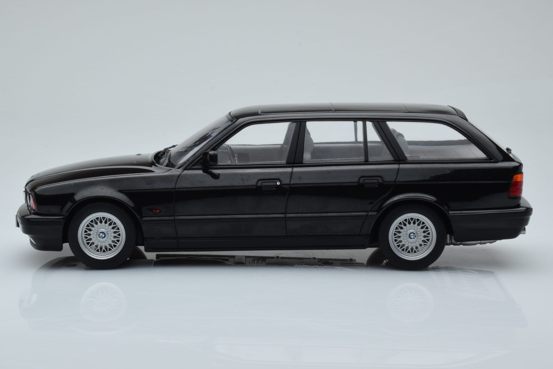 BMW 540i E34 Touring Czarny Metaliczny MCG 1:18 MCG18329 Metal — zdjęcie 3 z 6