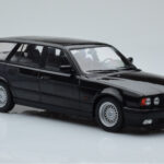 BMW 540i E34 Touring Czarny Metaliczny MCG 1:18 - image 4 of 6