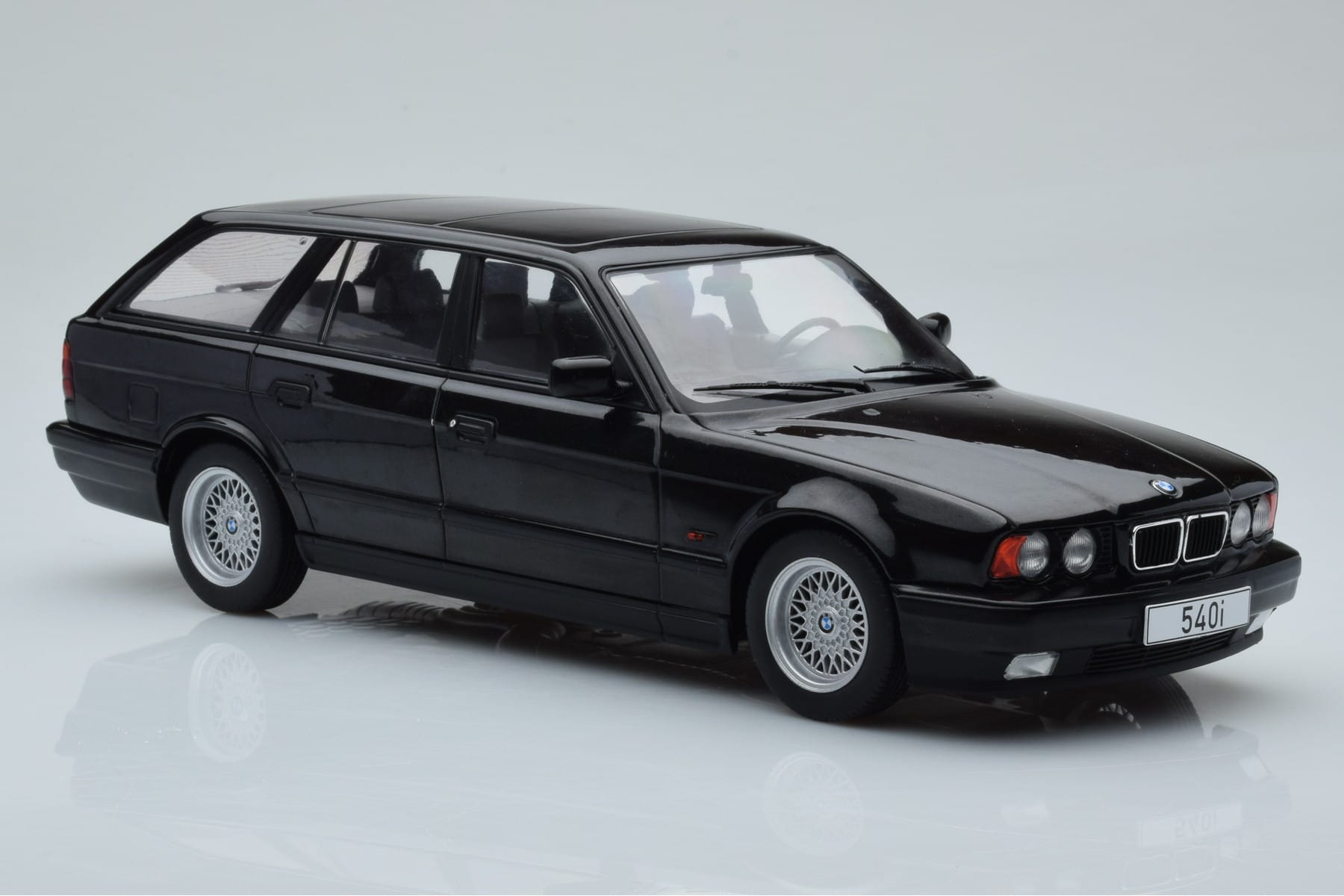 BMW 540i E34 Touring Czarny Metaliczny MCG 1:18 MCG18329 Metal — zdjęcie 4 z 6