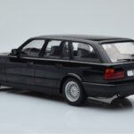 BMW 540i E34 Touring Czarny Metaliczny MCG 1:18 - image 5 of 6