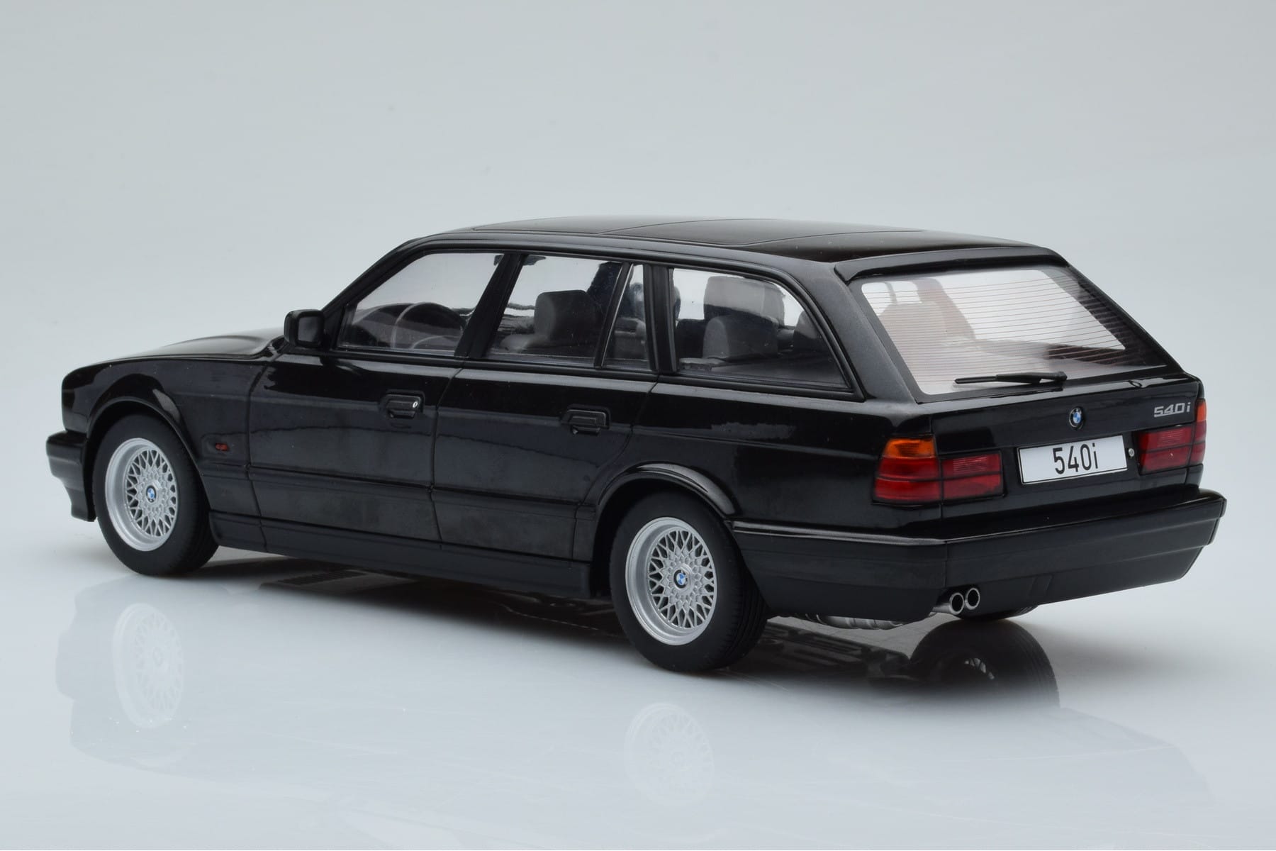 BMW 540i E34 Touring Czarny Metaliczny MCG 1:18 MCG18329 Metal — zdjęcie 5 z 6
