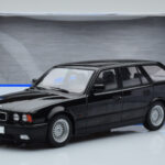 BMW 540i E34 Touring Czarny Metaliczny MCG 1:18 - image 6 of 6