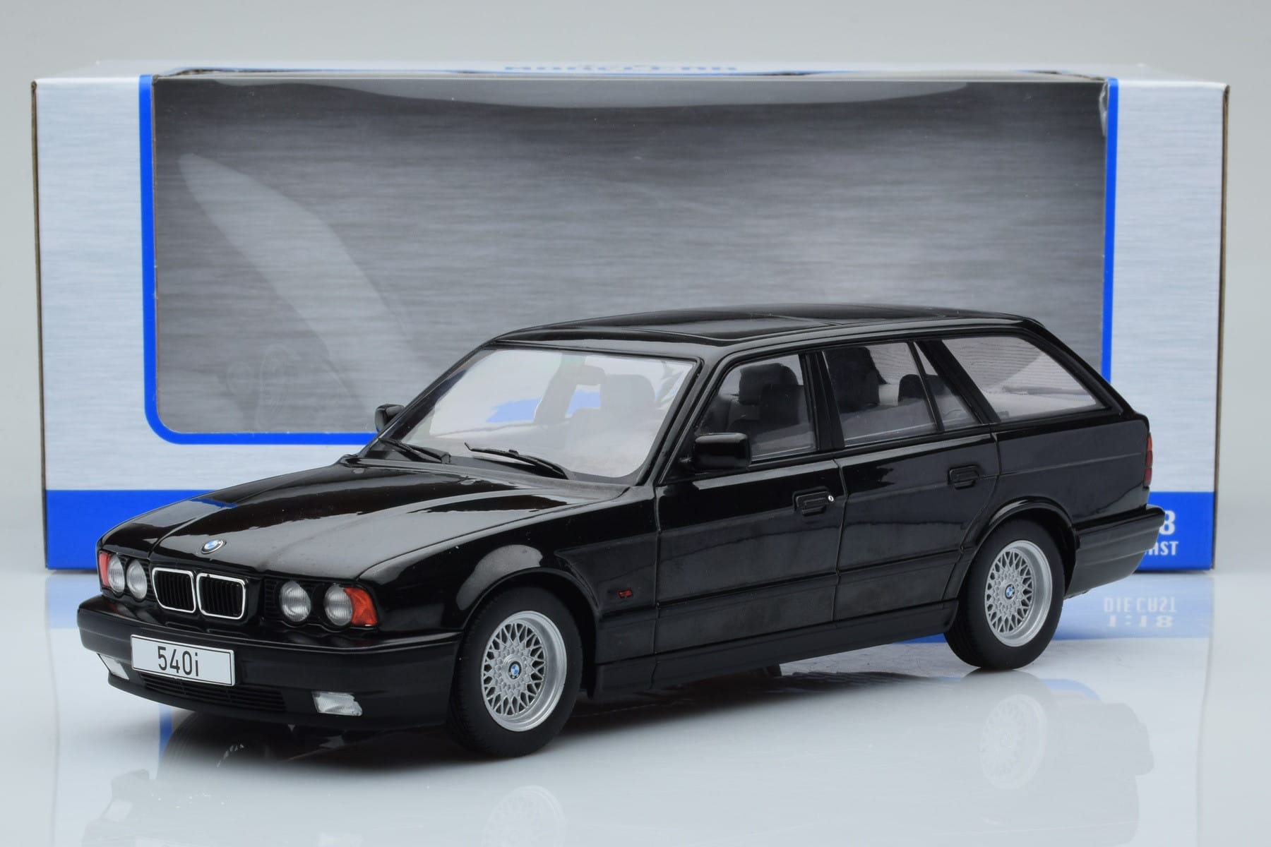 BMW 540i E34 Touring Czarny Metaliczny MCG 1:18 MCG18329 Metal — zdjęcie 6 z 6