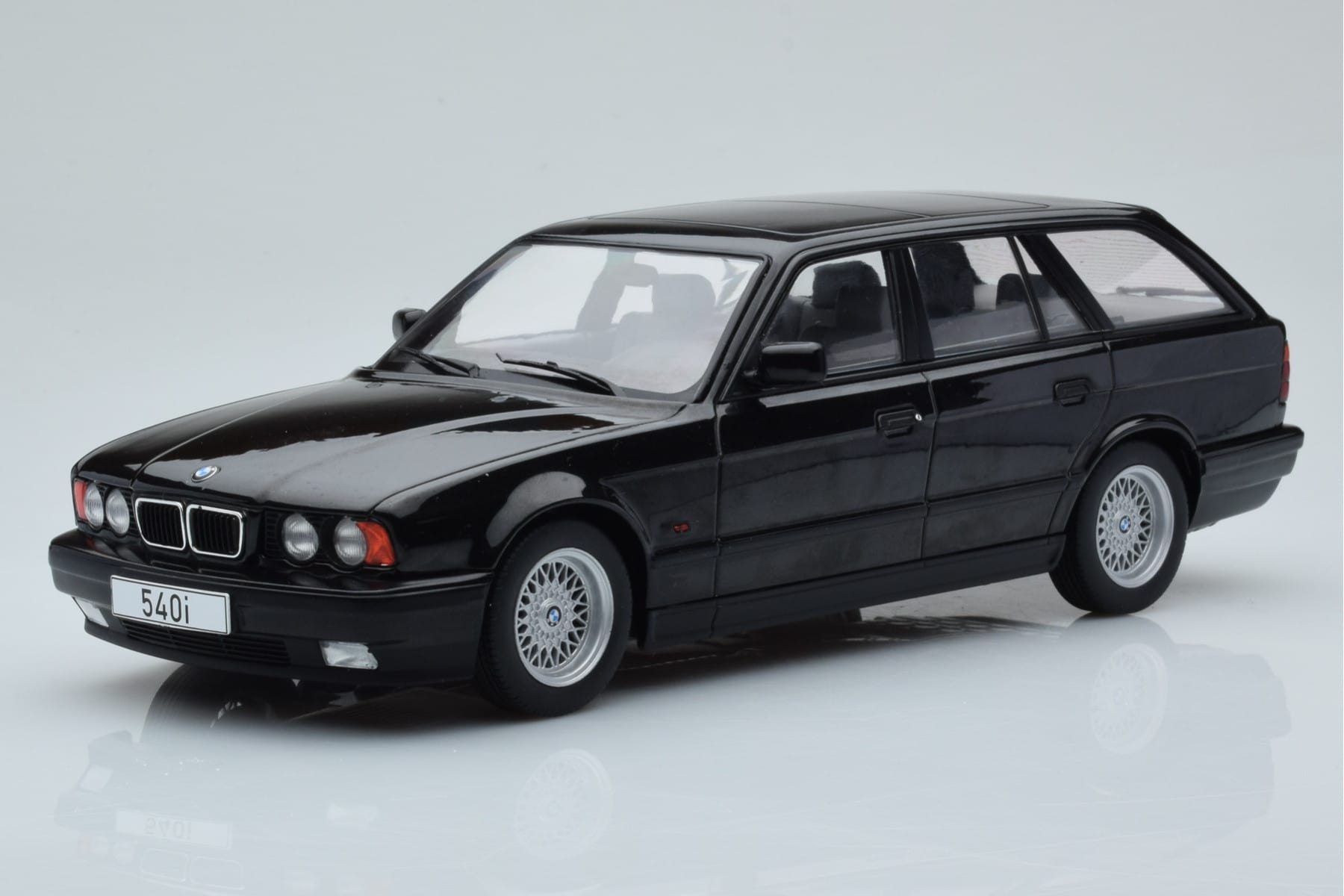 BMW 540i E34 Touring Czarny Metaliczny MCG 1:18 MCG18329 Metal
