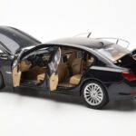 BMW 750Li F02 Facelift Carbon Czarny Kyosho 1:18 - image 5 of 8