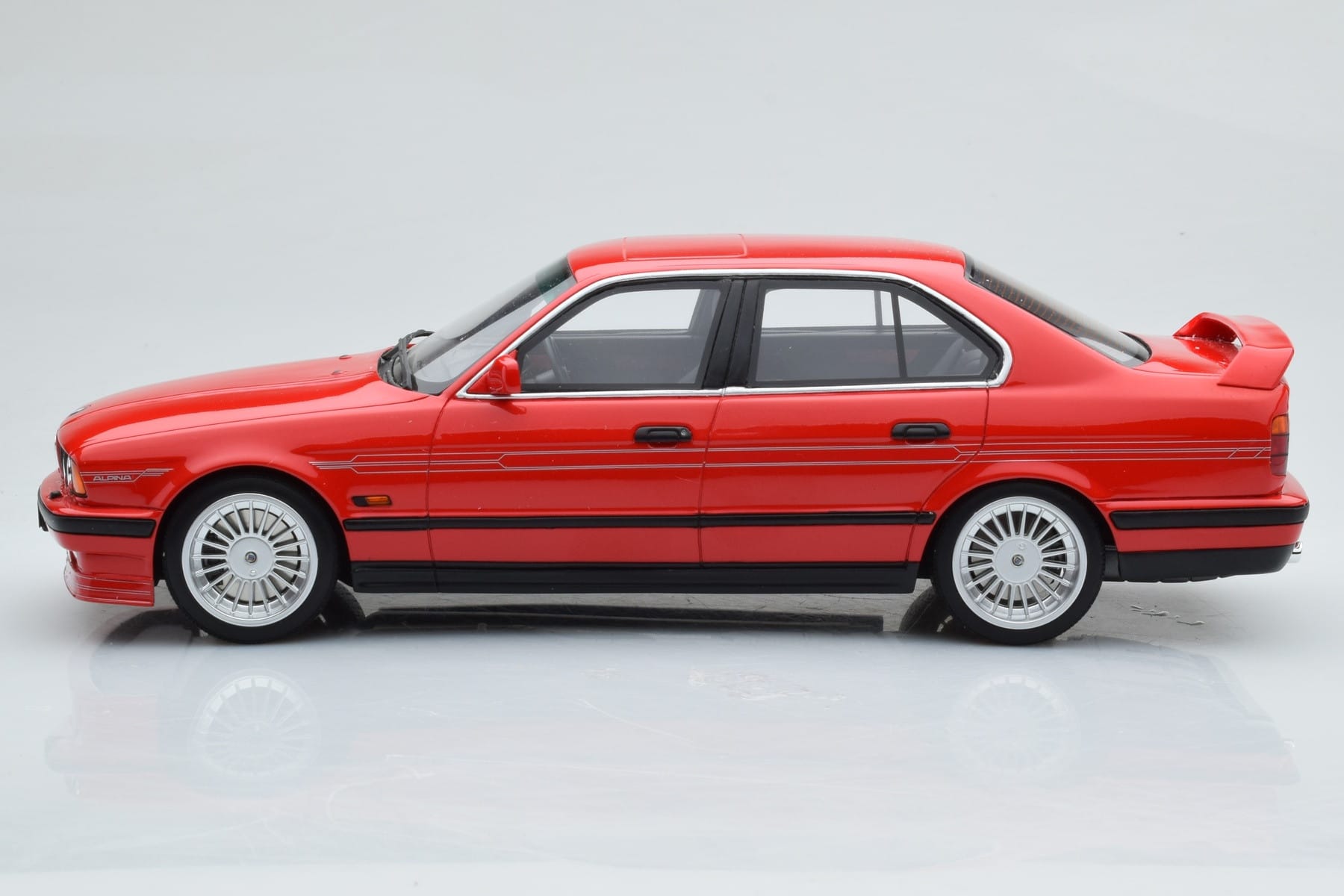 BMW Alpina B10 E34 Biturbo Czerwony Otto 1:18 OT648 Żywica — zdjęcie 3 z 6