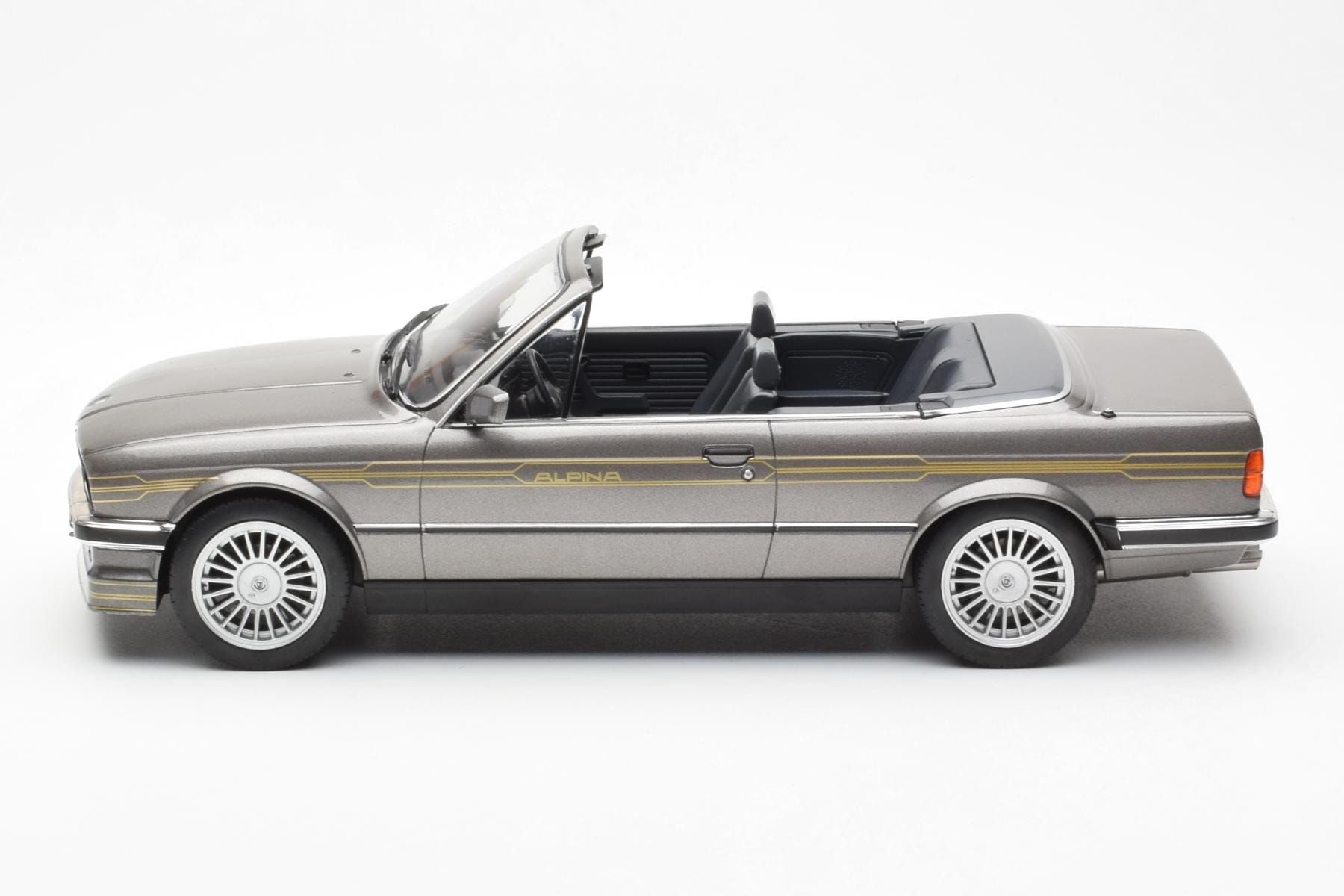 BMW Alpina C2 2.7 E30 Kabriolet Szary MCG 1:18 MCG18384 Metal — zdjęcie 3 z 5