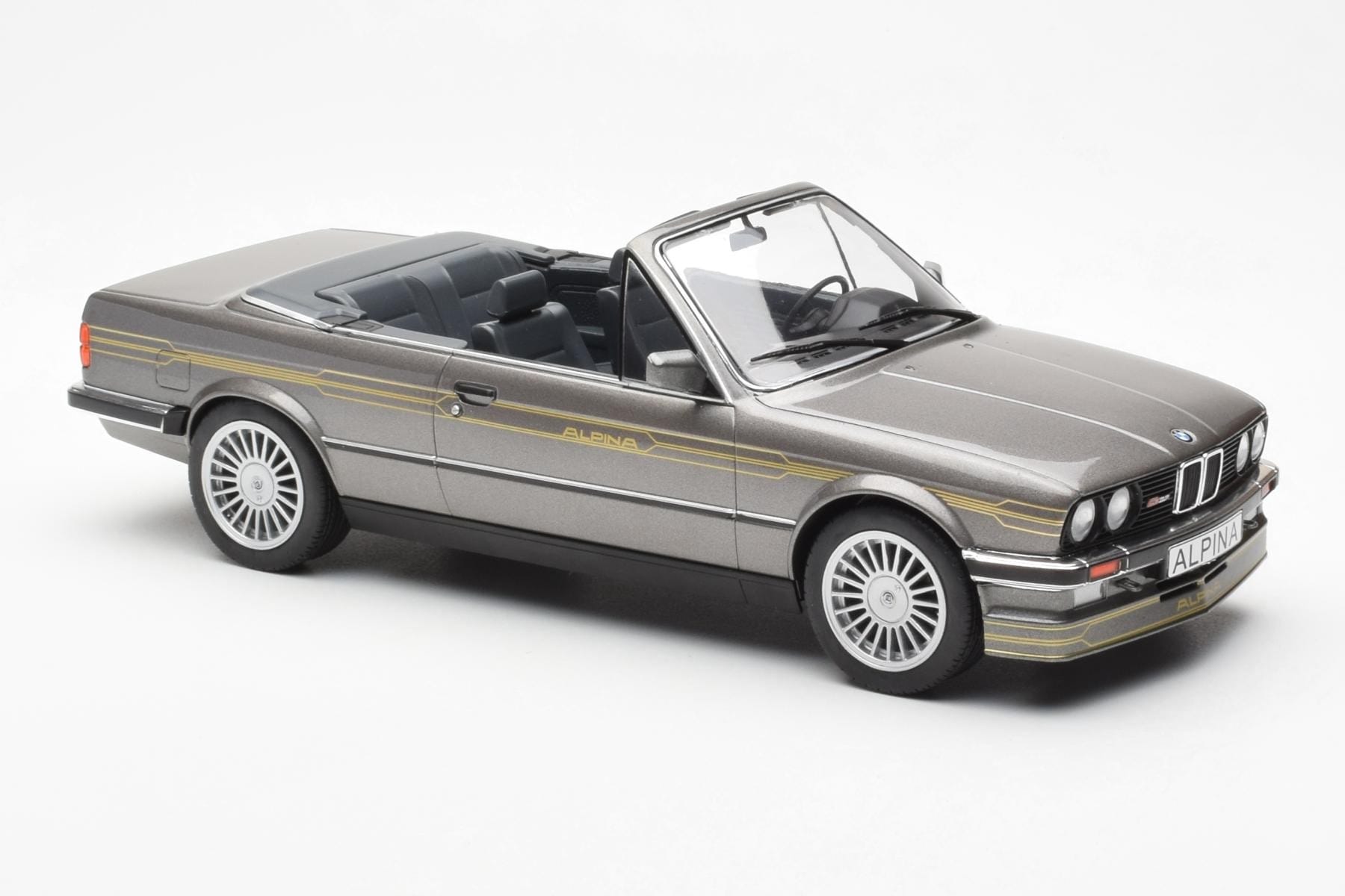 BMW Alpina C2 2.7 E30 Kabriolet Szary MCG 1:18 MCG18384 Metal — zdjęcie 4 z 5