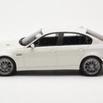 BMW M3 E90 Sedan Biały GT Spirit 1:18 - image 3 of 6