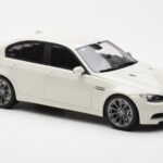 BMW M3 E90 Sedan Biały GT Spirit 1:18 - image 4 of 6