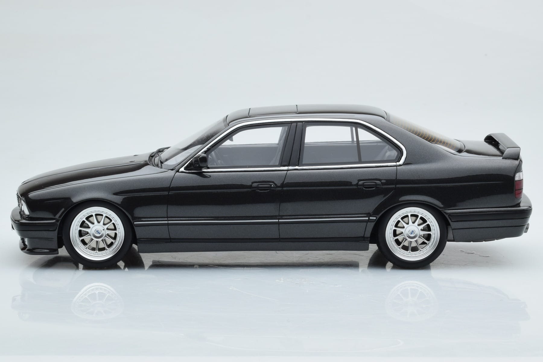 BMW M5 E34 Hartge Czarny Otto 1:18 OT362B Żywica — zdjęcie 3 z 6