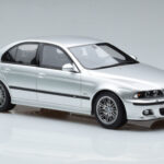BMW M5 E39 Srebrny Otto 1:18 - image 4 of 7