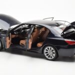 BMW M5 E60 Carbon Czarny Kyosho 1:18 - image 5 of 8