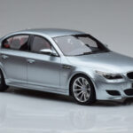 BMW M5 E60 Srebrny Otto 1:18 - image 4 of 6
