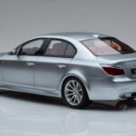 BMW M5 E60 Srebrny Otto 1:18 - image 5 of 6