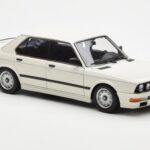 BMW M535i E28 Alpine Biały AUTOart 1:18 - image 6 of 10