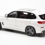 BMW X5 G05 Biały Paragon 1:18 - image 7 of 8