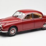 Daimler 250 V8 Czerwony Paragon 1:18 PA-98312