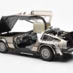 DeLorean DMC-12 Time Machine Back to the Future Srebrny Sun Star 1:18 - image 7 of 8