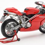 Ducati 999 Czerwony Minichamps 1:12 - image 3 of 4
