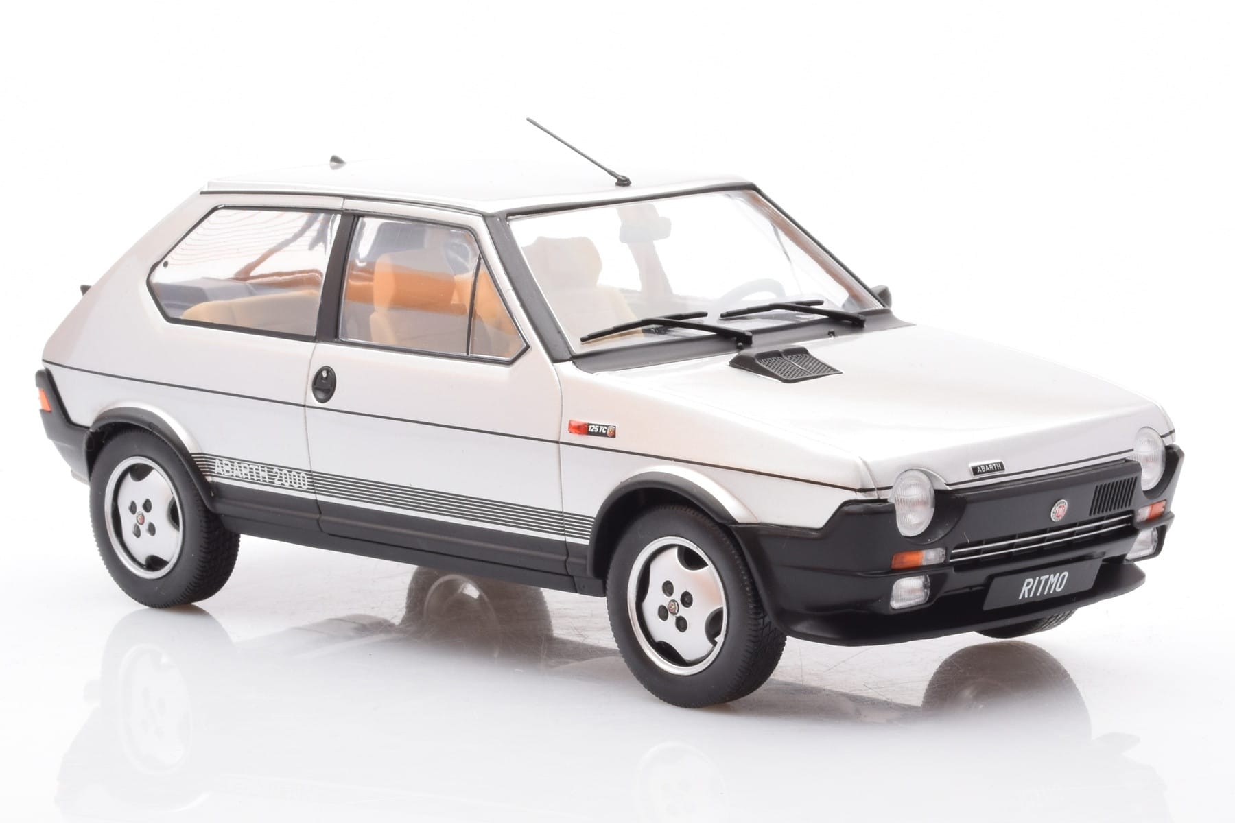 Fiat Ritmo TC 125 Abarth Srebrny MCG 1:18 MCG18417 Metal — zdjęcie 4 z 6