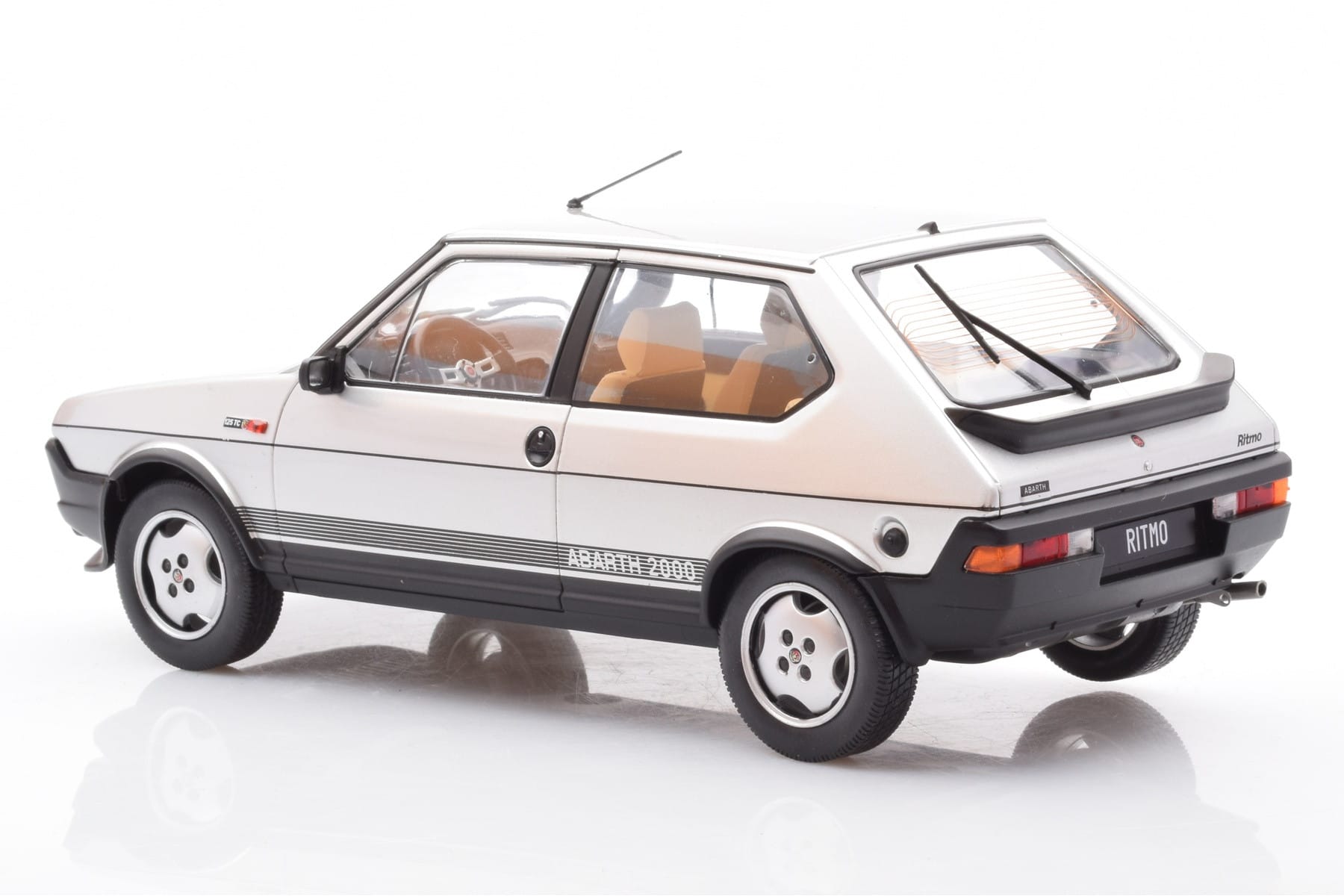 Fiat Ritmo TC 125 Abarth Srebrny MCG 1:18 MCG18417 Metal — zdjęcie 5 z 6