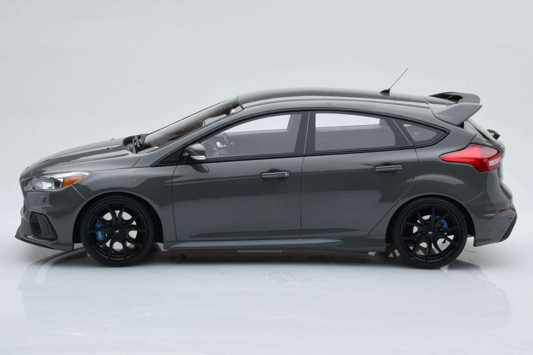 Ford Focus RS Mk3 Stealth Szary Otto 1:18 OT779 Żywica — zdjęcie 3 z 6