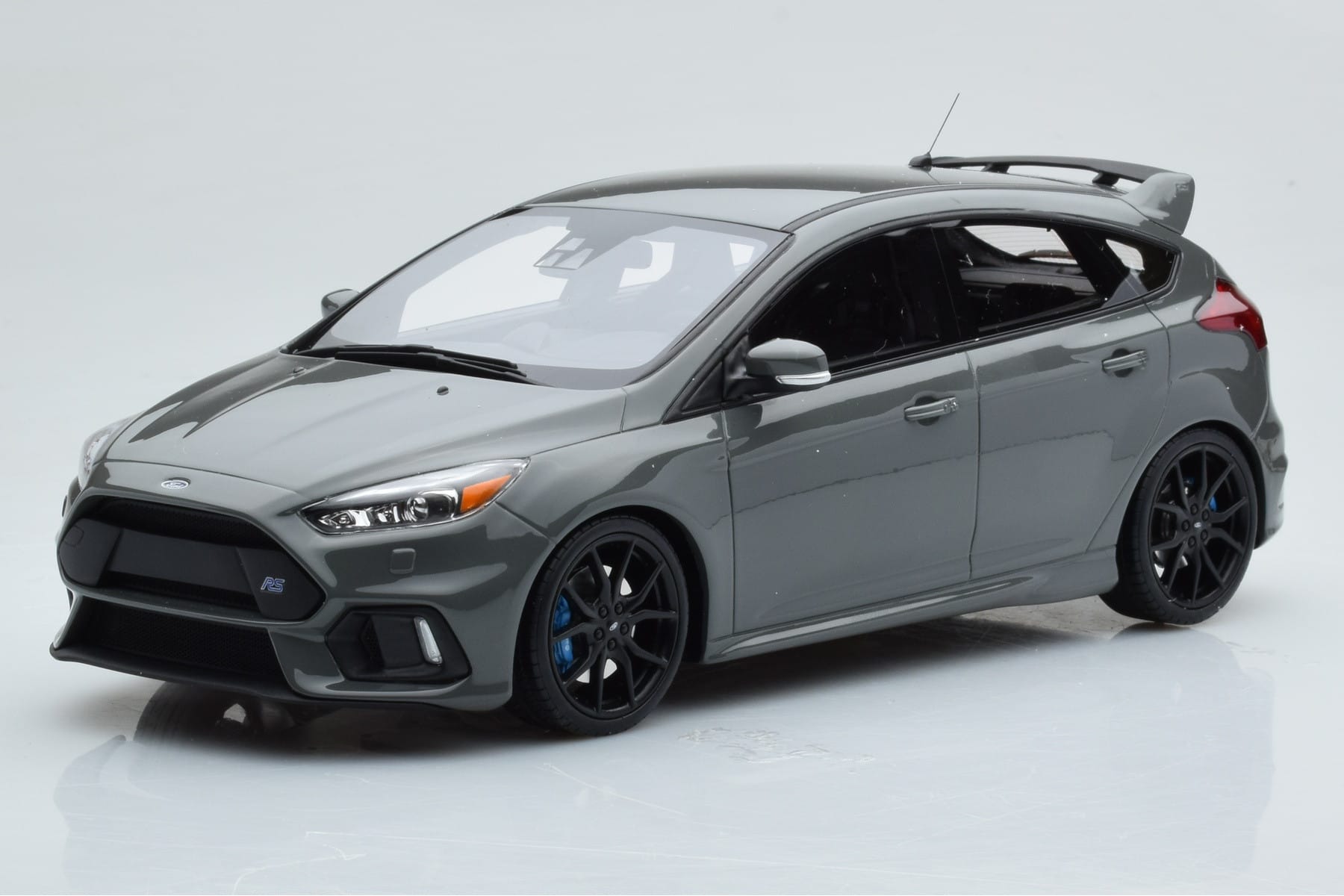 Ford Focus RS Mk3 Stealth Szary Otto 1:18 OT779 Żywica