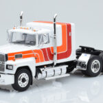 Ford LTL 9000 Biały Czerwony Pomarańczowy IXO 1:43