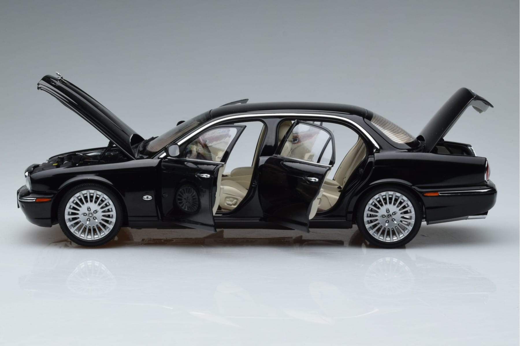 Jaguar XJ6 X350 Ebony Czarny Almost Real 1:18 810501 Metal — zdjęcie 4 z 11