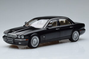 Jaguar XJ6 X350 Ebony Czarny Almost Real 1:18