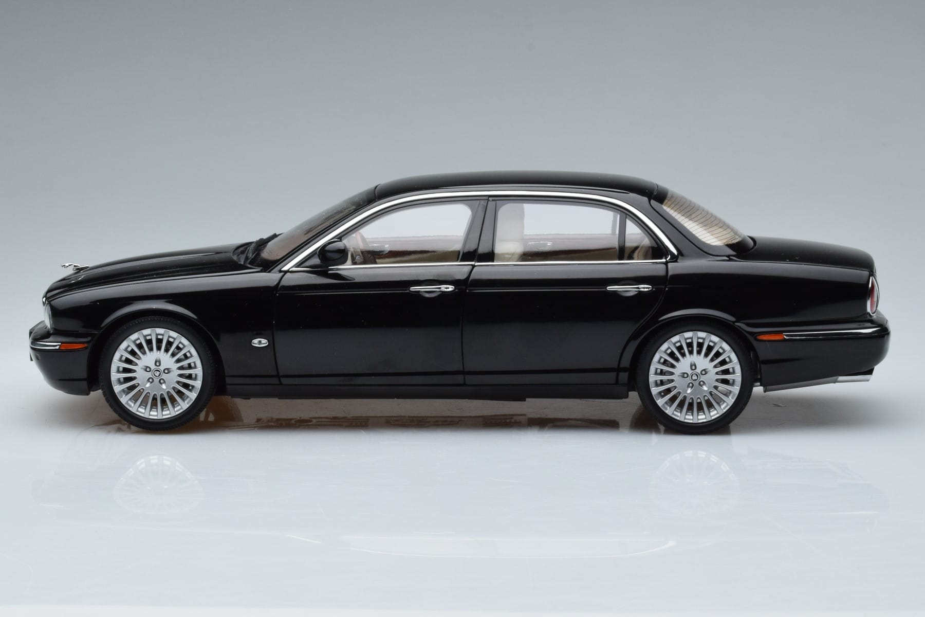 Jaguar XJ6 X350 Ebony Czarny Almost Real 1:18 810501 Metal — zdjęcie 5 z 11