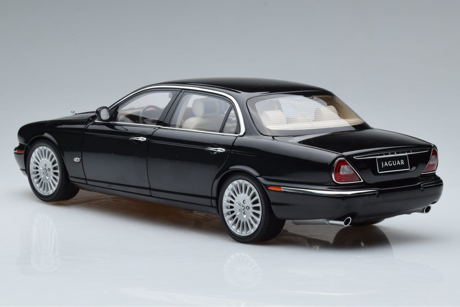 Jaguar XJ6 X350 Ebony Czarny Almost Real 1:18 810501 Metal — zdjęcie 6 z 11
