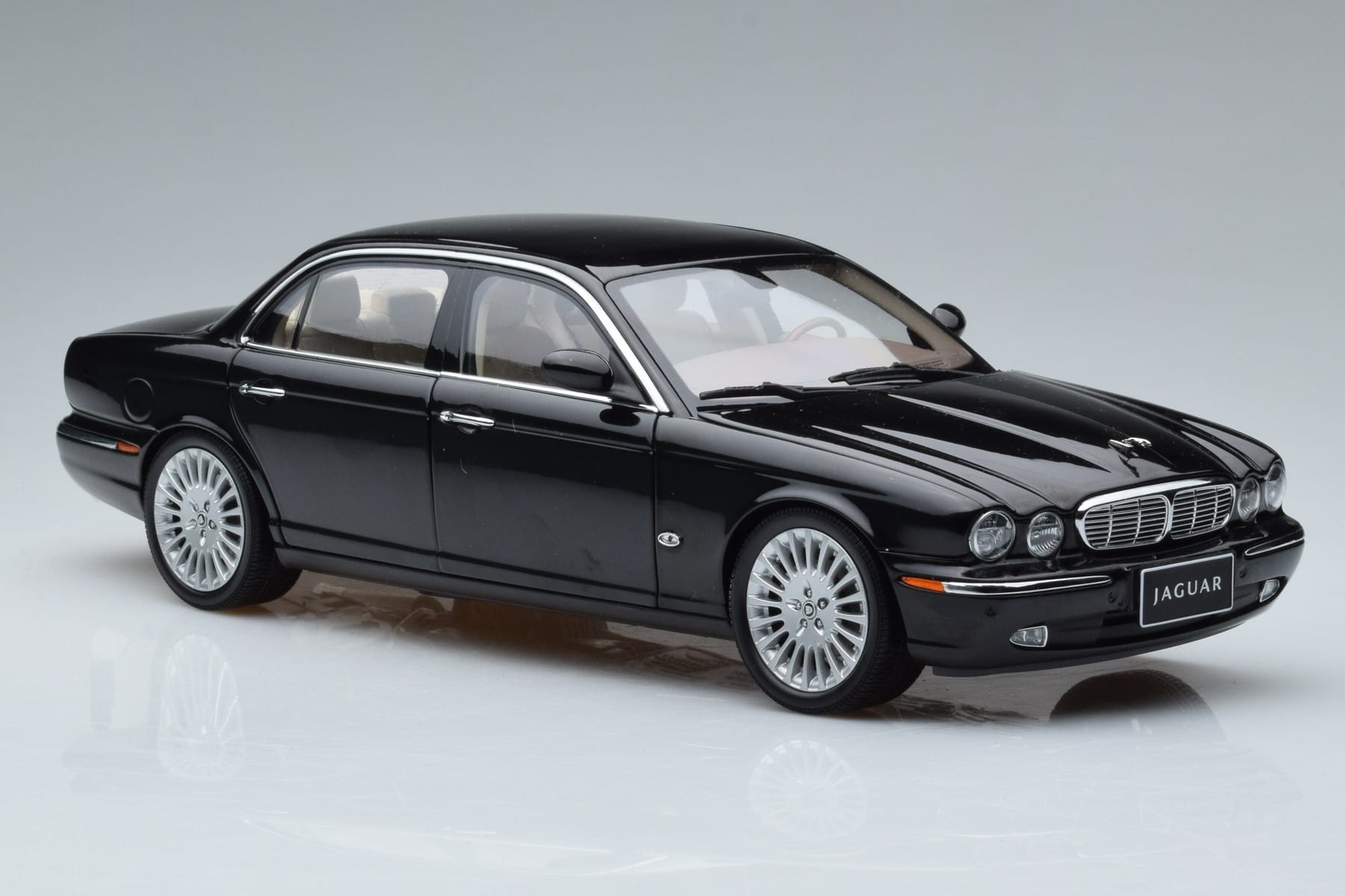 Jaguar XJ6 X350 Ebony Czarny Almost Real 1:18 810501 Metal — zdjęcie 10 z 11