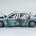 Jaguar XJ6 X350 Seafrost Jasny Niebieski Almost Real 1:18 - image 5 of 11