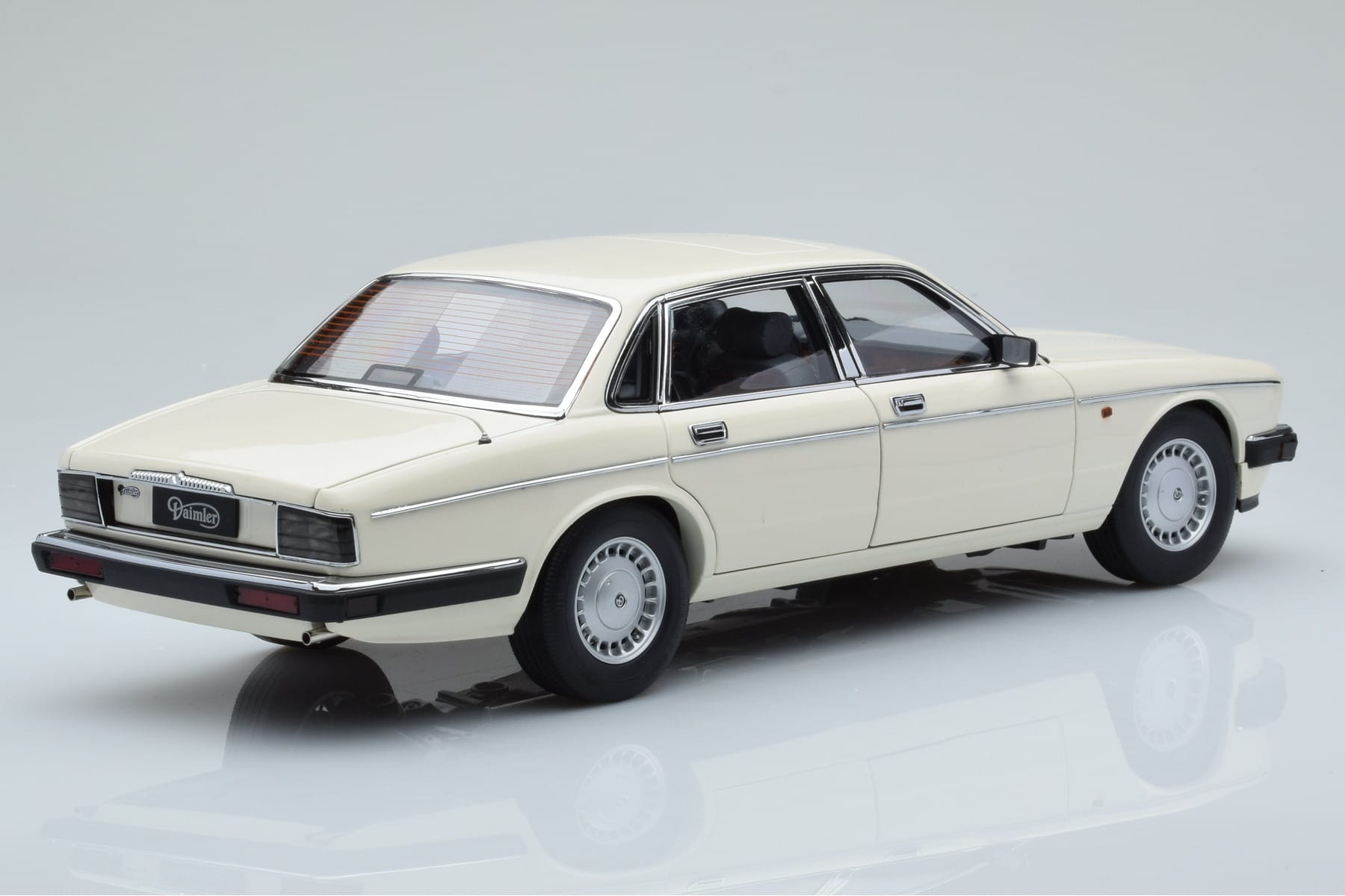 Jaguar XJ6 XJ40 Glacier Biały Almost Real 1:18 810542 Metal — zdjęcie 3 z 11