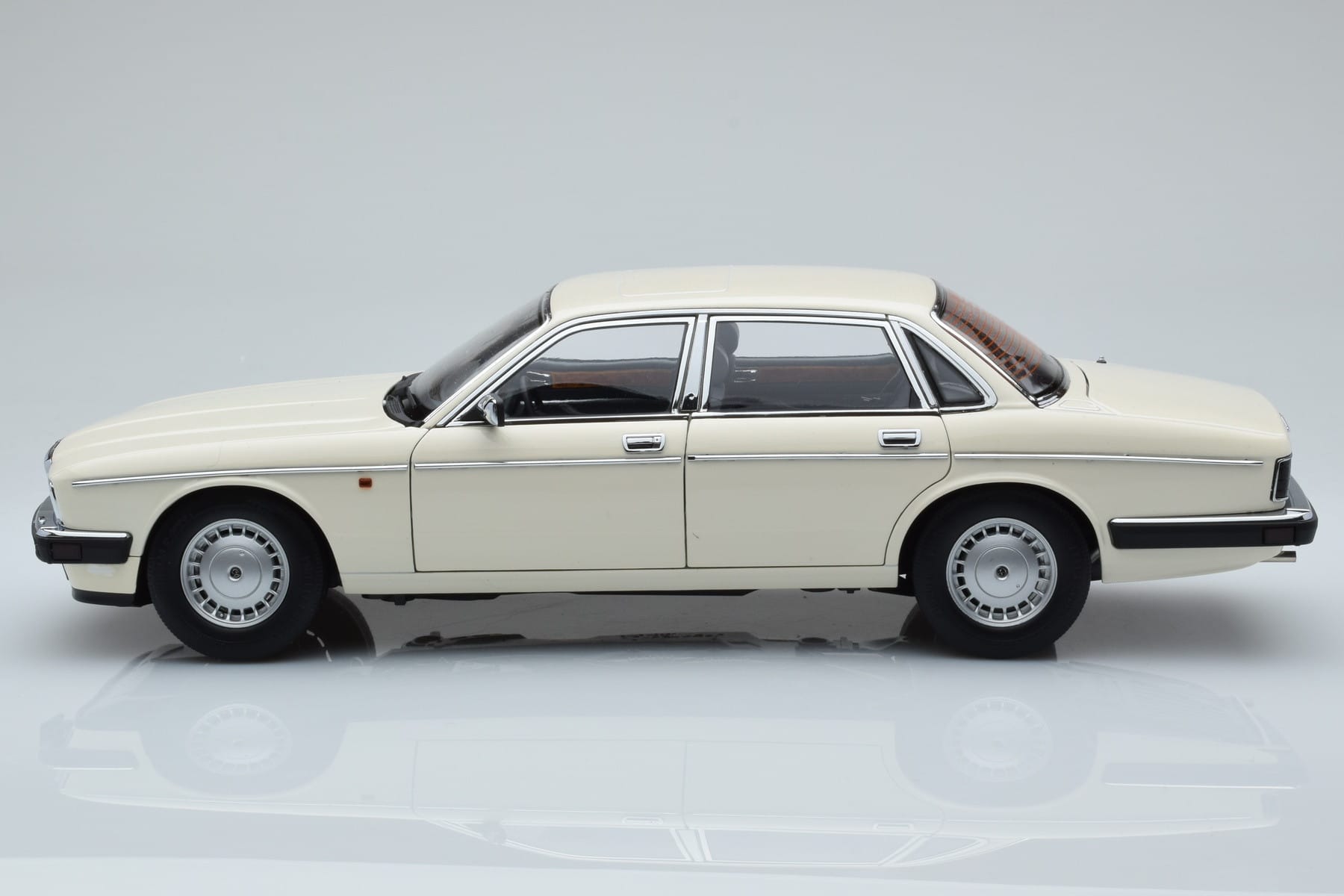 Jaguar XJ6 XJ40 Glacier Biały Almost Real 1:18 810542 Metal — zdjęcie 4 z 11