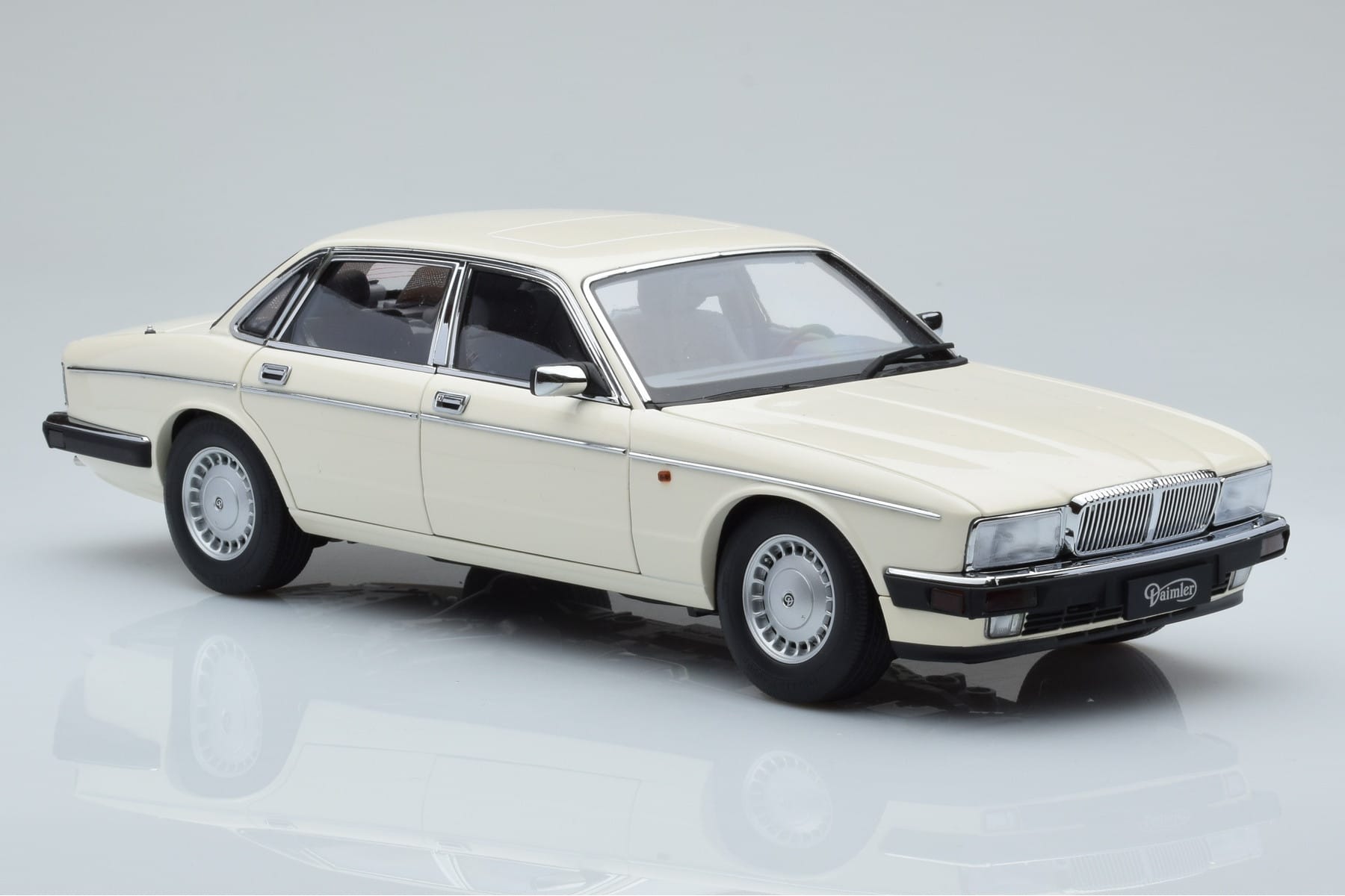 Jaguar XJ6 XJ40 Glacier Biały Almost Real 1:18 810542 Metal — zdjęcie 6 z 11