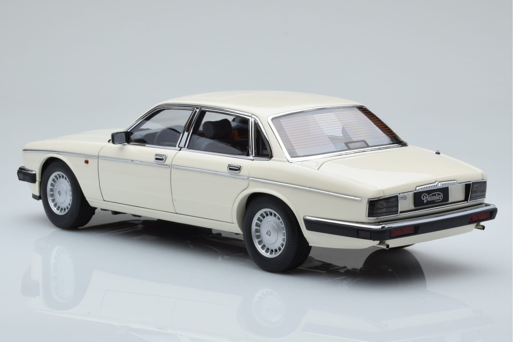 Jaguar XJ6 XJ40 Glacier Biały Almost Real 1:18 810542 Metal — zdjęcie 7 z 11