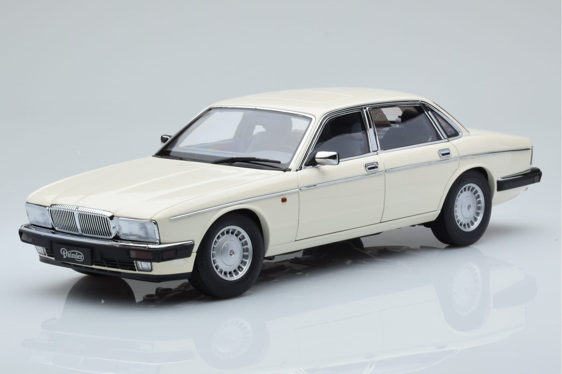 Jaguar XJ6 XJ40 Glacier Biały Almost Real 1:18 810542 Metal