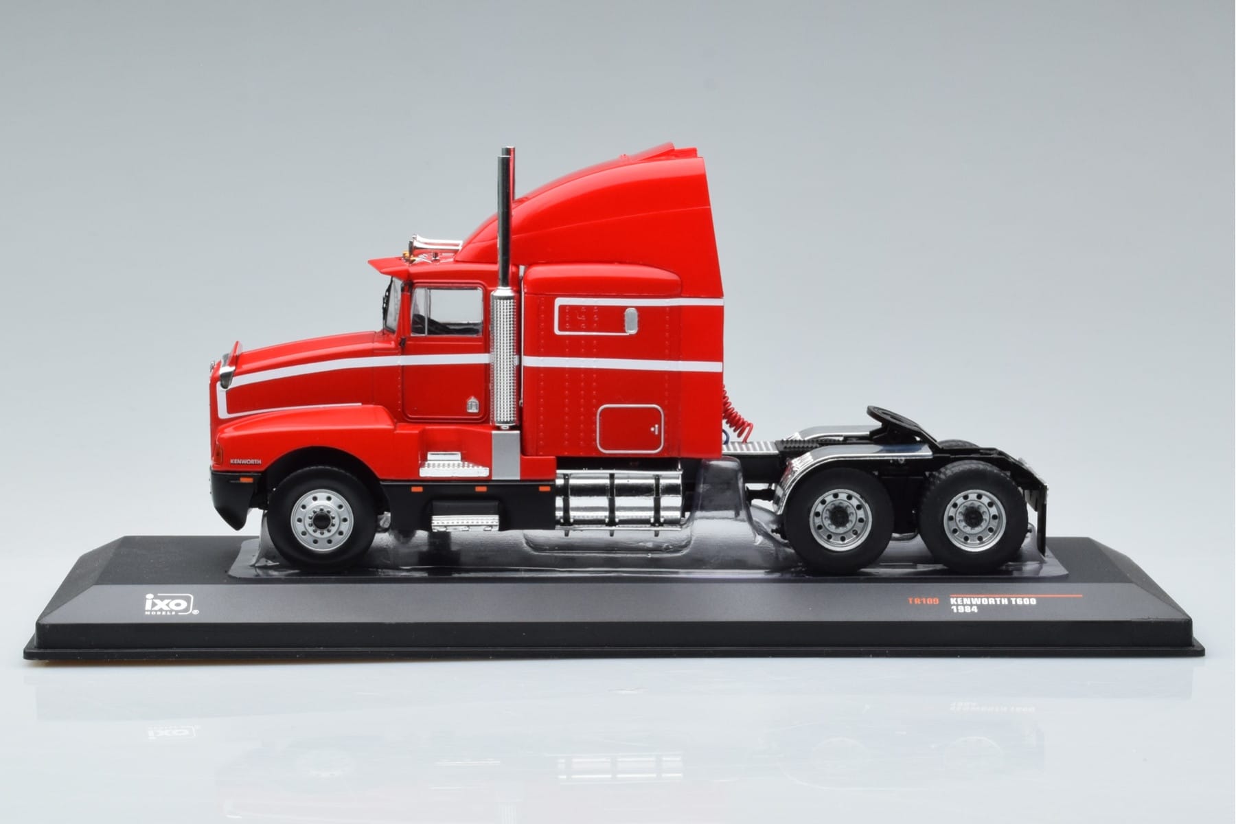 Kenworth T600 Czerwony IXO 1:43 TR109 Metal — zdjęcie 3 z 6