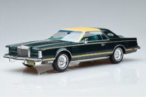 Lincoln Continental Mark V Ciemny Zielony MCG 1:18 MCG18404 Metal