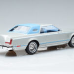 Lincoln Continental Mark V Srebrny MCG 1:18 - image 2 of 6