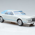 Lincoln Continental Mark V Srebrny MCG 1:18 - image 4 of 6