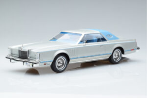 Lincoln Continental Mark V Srebrny MCG 1:18