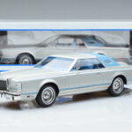 Lincoln Continental Mark V Srebrny MCG 1:18 - image 6 of 6