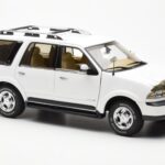Lincoln Navigator Biały AUTOart 1:18 - image 6 of 8