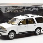 Lincoln Navigator Biały AUTOart 1:18 - image 8 of 8