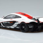 McLaren P1 GTR Błyszczący Biały Z Czerwonymi Paskami AUTOart 1:18 - image 6 of 7